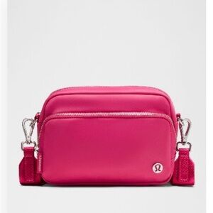 Lululemon Everywhere Crossbody 2L in Raspberry Coulis